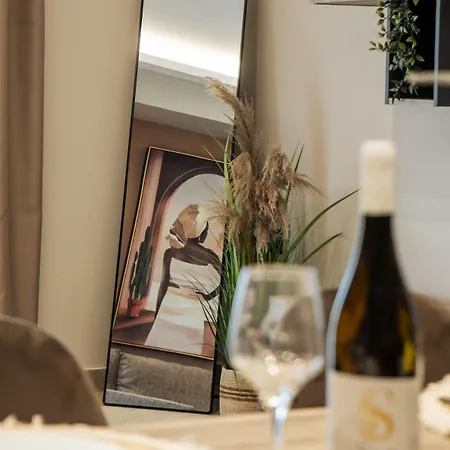 Phos, Light Modern Living דירה *